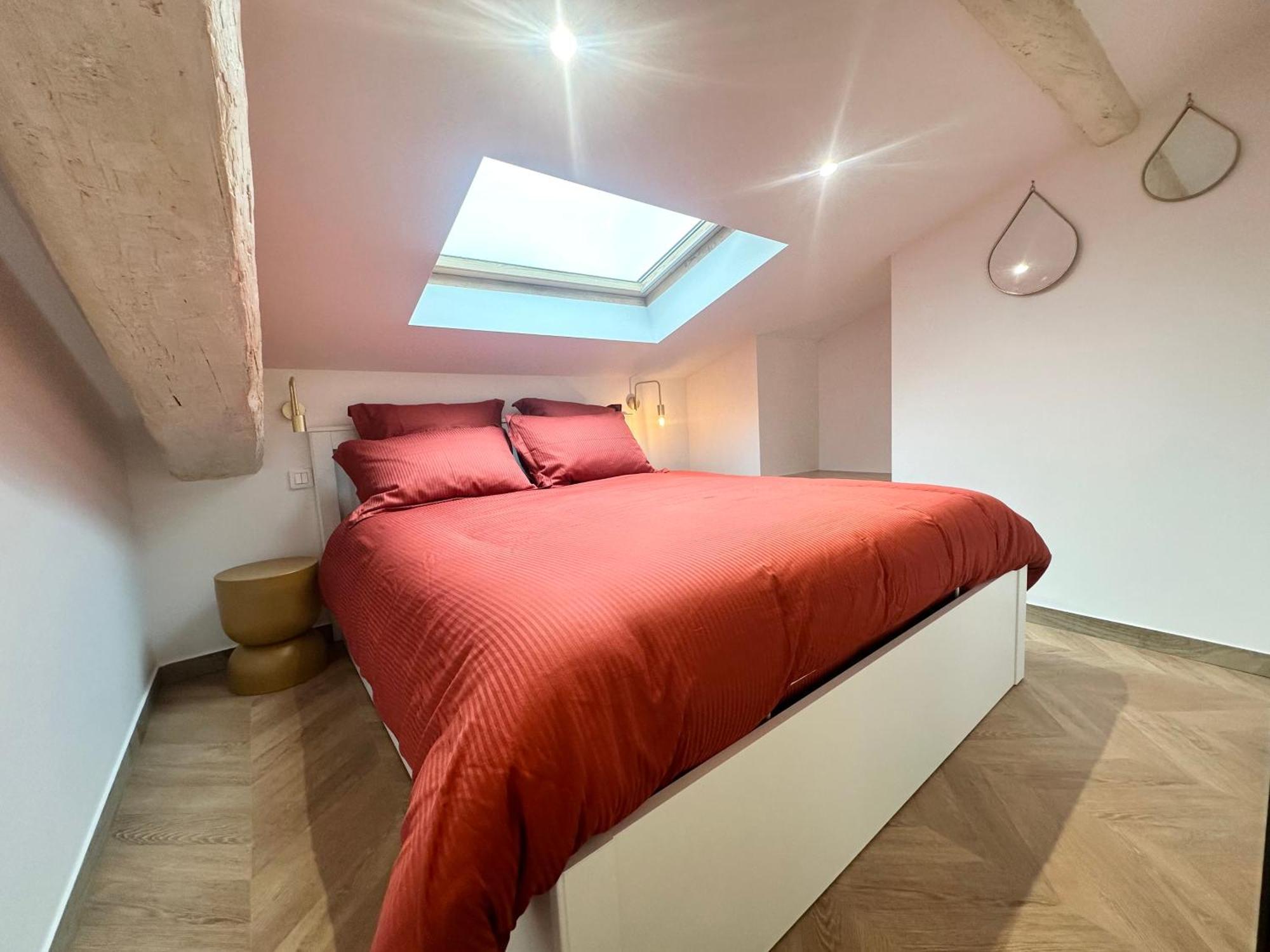 Appartement Elegant Mansarde-place Du Pin *